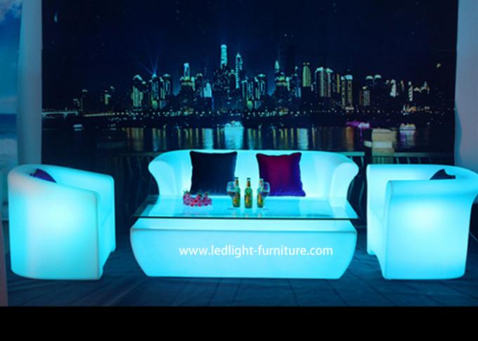 O fulgor grande do RGB ilumina acima o sofá com mobília moderna dobro do estilo de Seat KTV