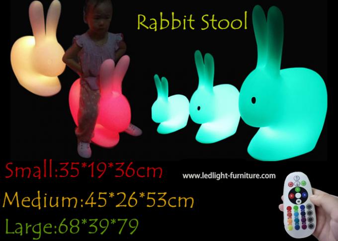 O coelho recarregável ilumina acima o tamborete para o jogo das crianças e a decoração do feriado da Páscoa
