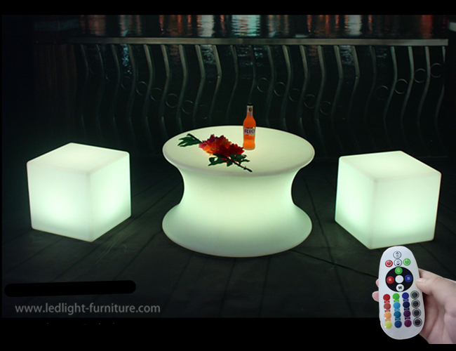 A mudança das cores do RGB ilumina acima a mesa de centro com permutável e o de controle remoto
