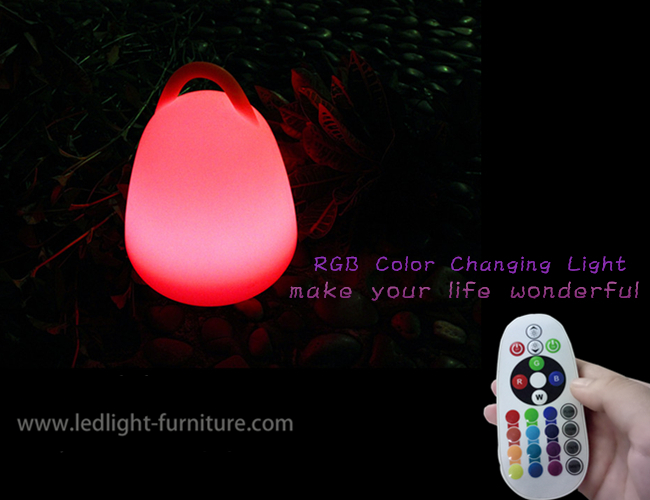 A lanterna a pilhas plástica do diodo emissor de luz ilumina a cor do RGB que muda com punho portátil