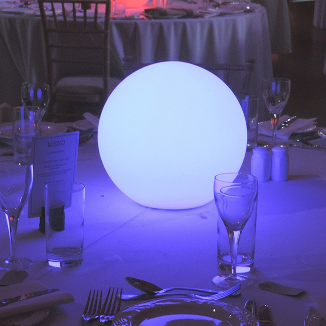 A bola do diodo emissor de luz do pendente da casa/loja ilumina-se com cores Dmx de RGBW através do controlador