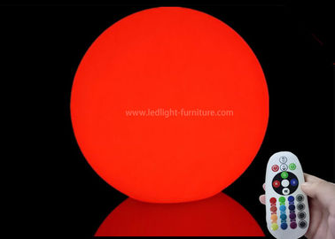 China A bola gigante recarregável do Natal do diodo emissor de luz ilumina o diâmetro de 50cm para a decoração exterior fornecedor