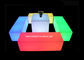 O diodo emissor de luz reto do quadrado do partido ilumina acima seis pessoas disponíveis a pilhas do assento do banco fornecedor