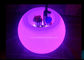 A bola dada forma conduzida ilumina acima a mesa de centro com cubeta de gelo e suporte de garrafa do vinho fornecedor