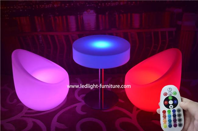 Nenhuma mobília dobrada da luz do diodo emissor de luz ilumina acima cadeiras e tabelas para a decoração
