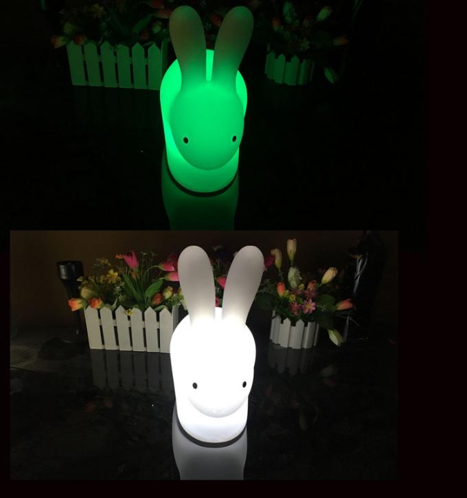 Coelho bonito luz dada forma da noite do diodo emissor de luz, mudança branca das cores da lâmpada 16 do coelho